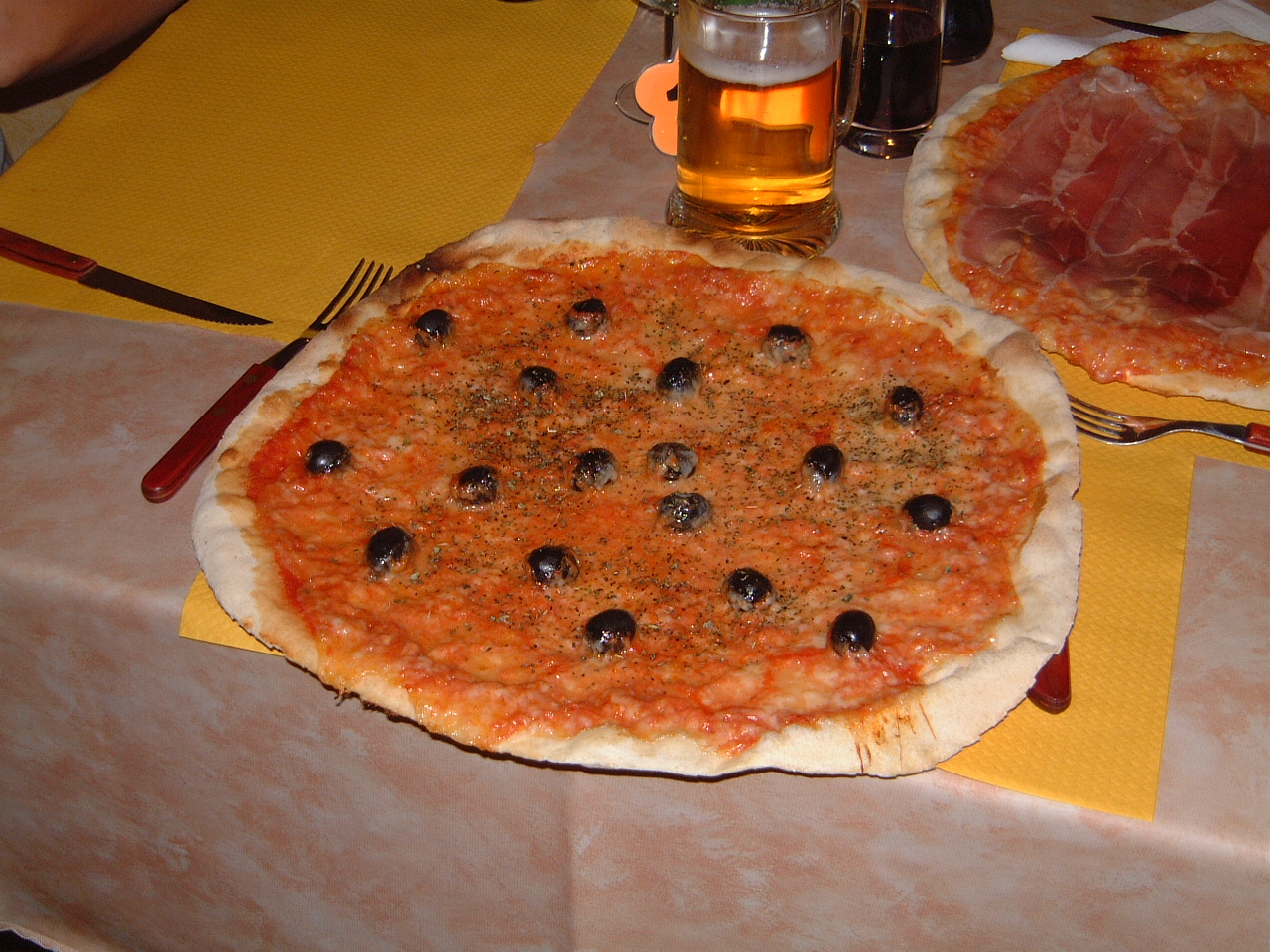 Pizza e birra al ristorante